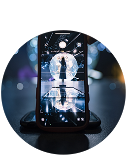 2台のスマホを使用して地面に映り込ませるテクニック。幻想的な写真を撮ることができます！