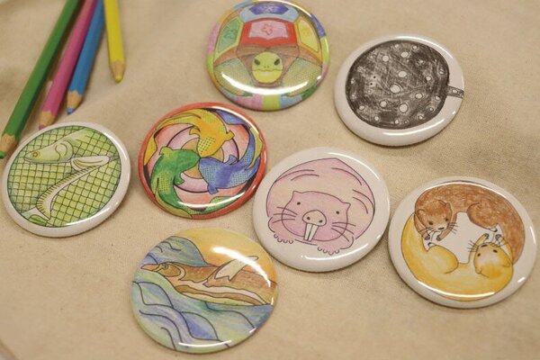 ぬりえ缶バッチ作り.jpg